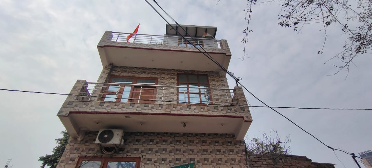 70 sqr yard 
Independent House 

Near 130 meter wide road 
Near metro Depo 
