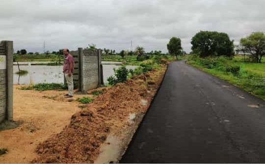 10 Guntas land for sale || Main Black Top Road bit|| near Kondapochamma Reservoir|| sutable for Farmhouse
