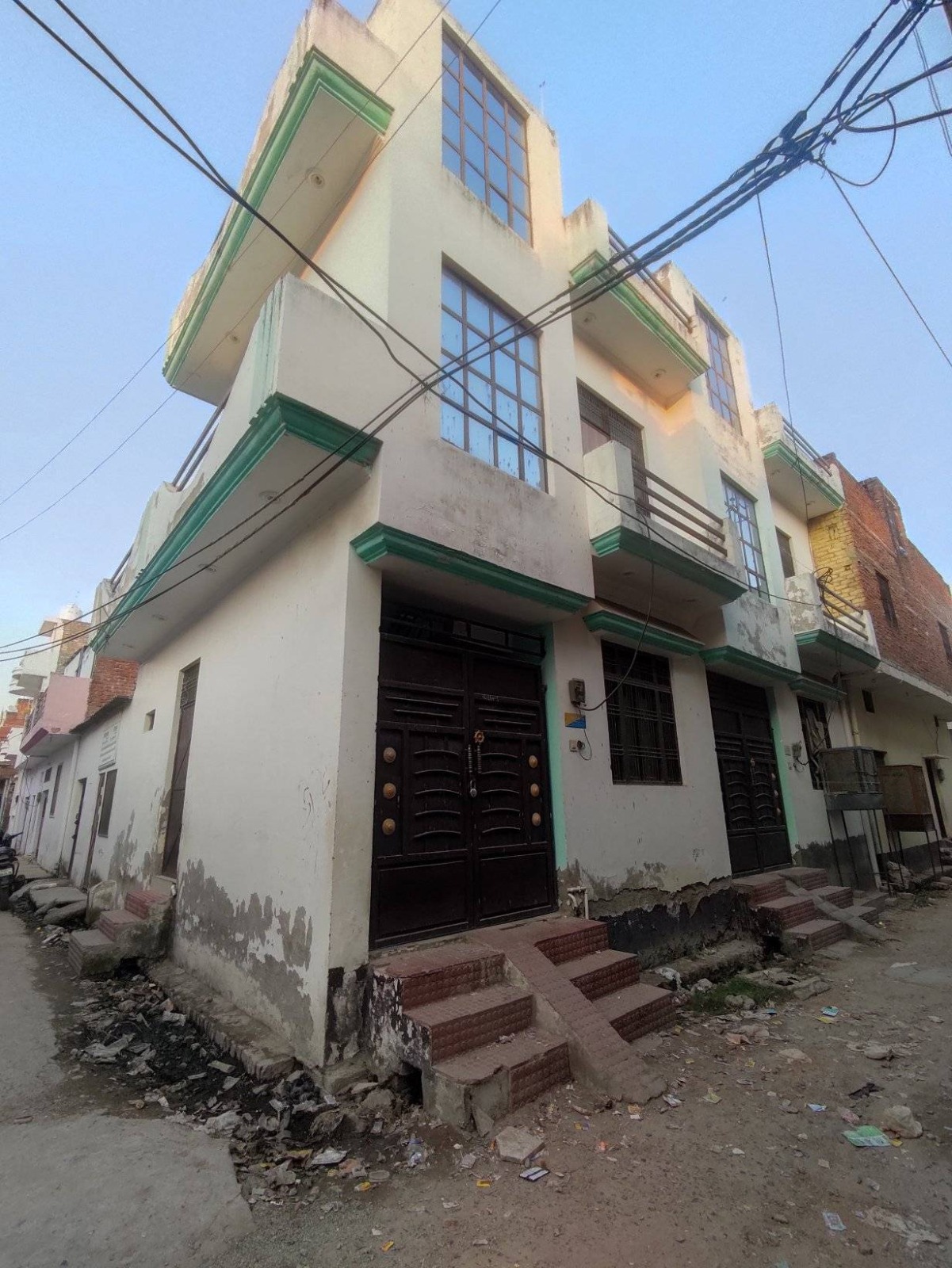 3 Room Residential Unit For Sale in Campbell, Near Balaganj Rajajipuram, Lucknow