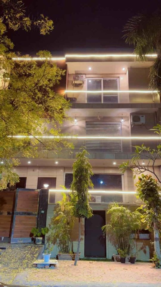 Beautiful 200 Sq. Mtr. House for Sale in Sector 52, Noida