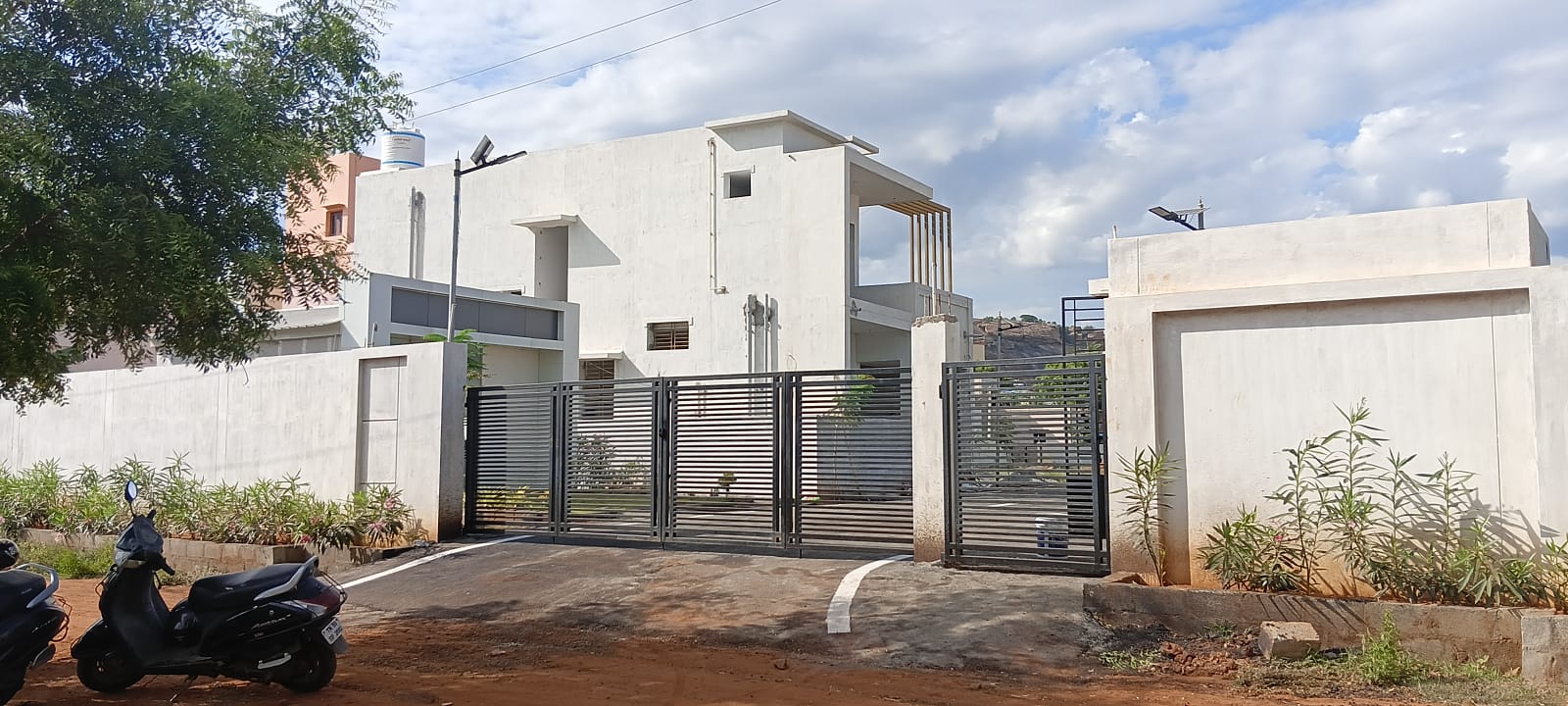 PLOT AND HOUSE FOR SALE NEAR OTHAKADAI HIGH COURT